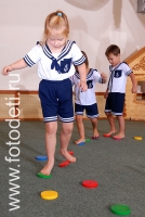 Чтобы получить забавную фотографию группы детей, надо его фотографировать в процессе его участия в занятиях физкультурой, так как это занятие девчонки и мальчишки очень любят, а потому участвуя в них очень ярко проявляют свои эмоции, на фото дети занимаются спортом