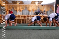Физические упражнения для детей младшей группы детского сада, на фото дети занимаются спортом