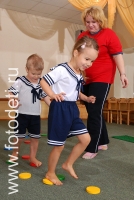 дети ходят босыми ногами, на фото дети занимаются спортом