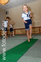 Сенсорный коврик, на фото дети занимаются спортом