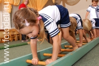 Физическая подготовка детей, на фото дети занимаются спортом