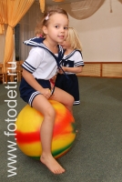 Девочка прыгает на шаре с рожками, на фото дети занимаются спортом