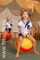 Надувные мячи с ручками для детского фитнеса, на фото дети занимаются спортом