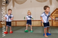 Дети на физкультуре, на фото дети занимаются спортом