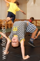 Разминка в секции дзюдо, на фото дети занимаются спортом