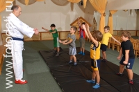 Секция дзюдо в детском саду, на фото дети занимаются спортом