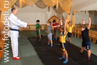 Детский тренер по дзюдо, на фото дети занимаются спортом