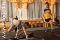 На тренировке, на фото дети занимаются спортом