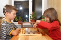 Шахматный клуб в детском саду, на фото дети занимаются спортом