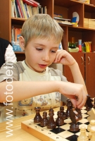 Обучение игре в шахматы в Москве, на фото дети занимаются спортом
