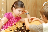 Поединок шахматистов, на фото дети занимаются спортом