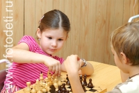 С какого возраста учить детей игре в шахматы, на фото дети занимаются спортом