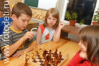 Дети на занятиях шахматного клуба, на фото дети занимаются спортом