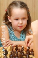 Юная шахматистка, на фото дети занимаются спортом