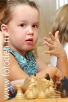 Эмоции при игре в шахматы, на фото дети занимаются спортом