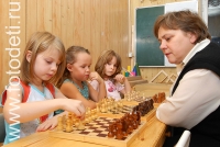 Сеанс одновременной игры в шахматы, на фото дети занимаются спортом