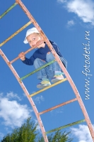 Ребёнок поднимается по лесенке, фото на детской площадке, забавные фотографии детей на сайте детского фотографа