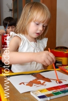 Девочка рисует прикольное дерево, фотография из галереи «Дети рисуют