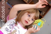 Девочка делает куклу из цветных ниток, фотографии детей на занятиях секции дзюдо