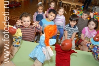 Дети на представлении кукольного театра, фотографии детей в авторском  фотобанке