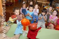 Дети - самые благодарные зрители кукольного театра, фото играющих малышей