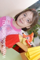 Девочка с куклой-перчаткой в детском саду, фотографии играющих малышей