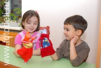 Мальчик с девочкой - актёры детского кукольного татра, фото детей в фотобанке fotodeti.ru