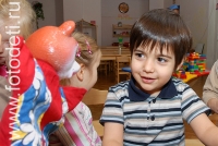 Ребёнок общается с игрушкой как с человеком, фотографии детей в авторском  фотобанке