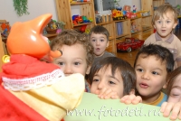 Юные зрители на представлении кукольного театра, фото детей в фотобанке fotodeti.ru