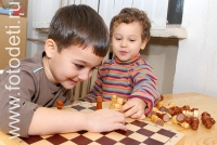 Весёлая игра шахматы, на фото дети занимаются спортом