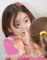 Забавный портрет девочки, играющей с подружкой, забавные фотографии детей на сайте детского фотографа