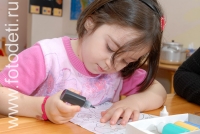 Девочка рисует витражными красками, фотография из галереи «Дети рисуют