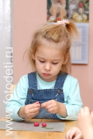 Девочка сосредоточено занимается лепкой, фото ребёнка из галереи «Творческие занятия для детей