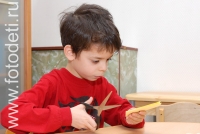 Мальчик с ножницами, на фотографии ребёнка из галереи «Детское творчество