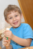 Весёлый мальчик с клеевым карандашом, на фотографии ребёнка из галереи «Детское творчество