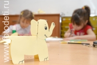 Фотография детской поделки - слонёнка, на фотографии ребёнка из галереи «Детское творчество