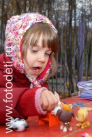 Девочка с игрушками, фото детей в фотобанке fotodeti.ru