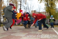 Игра со скакалкой на детской площадке, фото детского фотографа Игоря Губарева