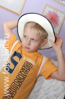 Прикольная фотка ребёнка в шляпе, фото сделано на детском празднике