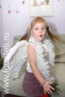 Фото девочки в костюме ангела, фото сделано на детском празднике