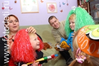 Дети в клоунских париках на празднике, выступления клоунов перед детьми