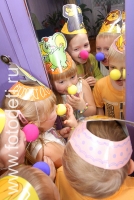 Фотографии детей с клоунскими носами, выступления клоунов перед детьми