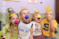 Дети клоуны зажигают на детском празднике, выступления клоунов перед детьми