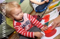 Малыш увлечённо занимается аппликацией, на фотографии ребёнка из галереи «Детское творчество