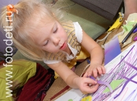 Светленькая девочка занимается аппликацией, на фотографии ребёнка из галереи «Детское творчество