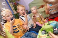 Дети кушают торт, на фото из фотогалереи детского праздника