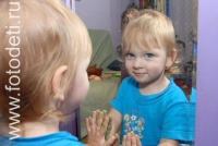 Мальчик смотрит через зеркало, фото детей у зеркала