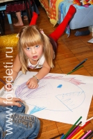 Девочка рисует рыбу на ватмане, фотография из галереи «Дети рисуют