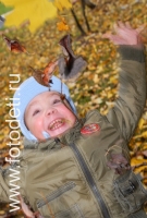 Игра с листьями, фото детей на сайте fotodeti.ru