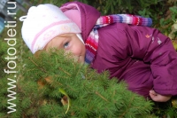 Ребёнок прячется на природе, фото детей в фотобанке fotodeti.ru